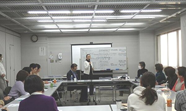 研修会後に行われたこの交流会では北東先生にもご参加いただき、栁澤副会長から現在の医療職の災害対策現状の報告と、参加者で活発な意見交換をしました。 2020/2/2看護職交流会